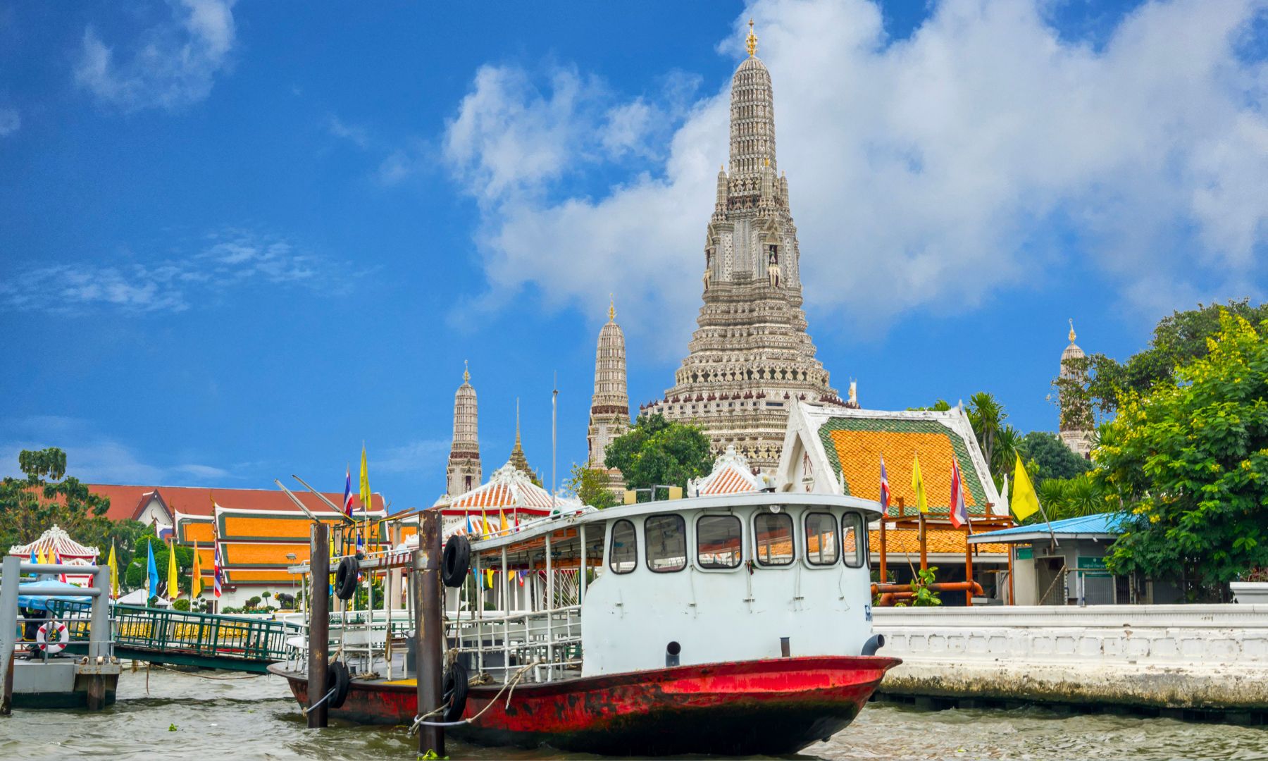 徒歩にて船着き場へご案内・渡し船船でチャオプラヤ川を渡り対岸へ